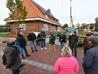 Vom Bahnhof geht der &Ouml;PNV aus: Auch der Fahrradschnellweg soll dort beginnen. Doch zuvor ist viel umzubauen und vor allem umzudenken, erl&auml;uterten Erster Gemeinderat Matthias Meyer (3. v. l.) sowie rechts neben ihm Thomas Didjurgies, Tim Kettler (Verwaltung ) und die Planer Heike Wohltmann und Felix Matthes.