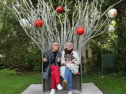 Die K&uuml;nstlerinnen B&auml;rbel Deharde und Ute Extra testen den neuen H&ouml;rstuhl in Jade.