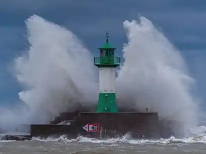 Wellen der Ostsee peitschen bei einem schweren Sturmtief an den Leuchtturm auf der Ostmole. Wegen des Sturmtiefs sind an der Ostseek&uuml;ste Stra&szlig;en und Uferbereiche vom Hochwasser &uuml;berschwemmt worden.