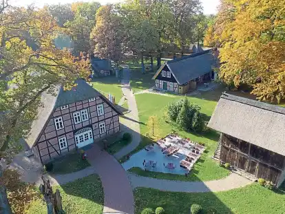 Malerisches Ensemble: der Stimbekhof in Oberhaverbeck aus der Luft; links das alte Gutshaus