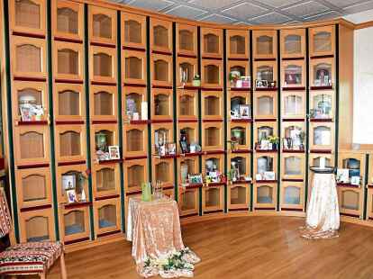 Im Urnenhaus nehmen Angeh&ouml;rige Abschied von           ihren kremierten Verstorbenen.