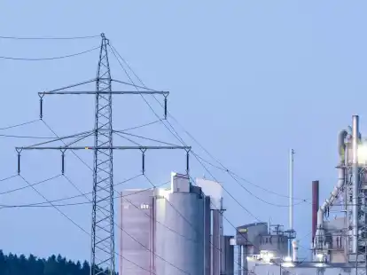 Strommasten im Morgenlicht vor einem Zementwerk in Rottweil.