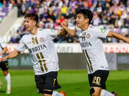Die Wiesbadener Nick B&auml;tzner (l) und Hyun-Ju Lee feiern den Sieg beim VfL Osnabr&uuml;ck.