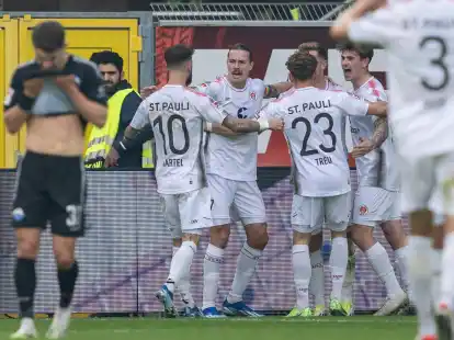 Der FC St. Pauli bleibt Spitzenreiter in der 2. Liga.