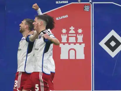 Jonas Meffert (l) jubelt nach seinem Treffer zum 1:0 f&uuml;r den HSV.