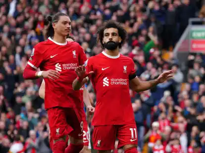 Mohamed Salah (r) schoss den FC Liverpool mit seinem Doppelpack zum Sieg.