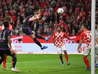 M&uuml;nchens Harry Kane (M) sorgt mit seinem 2:0 f&uuml;r die Entscheidung.