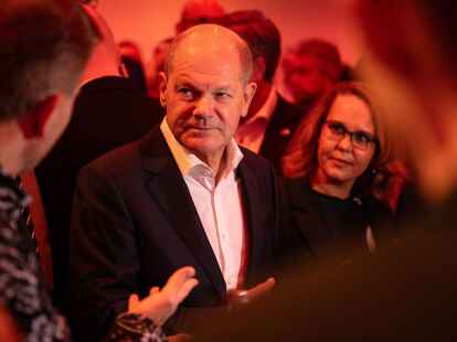 Bundeskanzler Olaf Scholz (SPD) spricht zu Mitarbeitern von RWE.