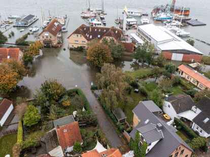 Bei Arnis sind wegen der Sturmflut Deiche gebrochen.