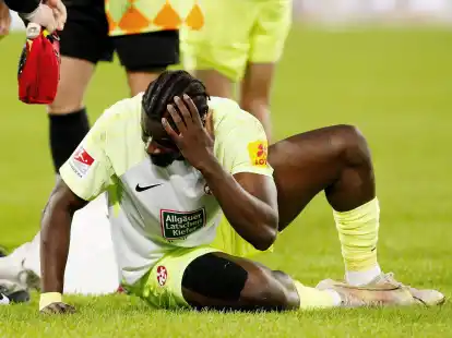 Kaiserslauterns Ragnar Ache wurde von einer Plastikflasche am Kopf getroffen.