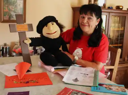 Die Handpuppe Martin Luther spielt eine wichtige Rolle der &bdquo;Kinnerkark up Platt&ldquo;: Das Projekt zum Reformationstag hat Ulrike de Vries entwickelt.