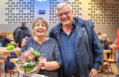 Die langj&auml;hrige Z&uuml;chterin Meike Barre wurde vom Vereinsvorsitzemden Joachim Hoffmann geehrt. Foto: G&ouml;sta Berwing