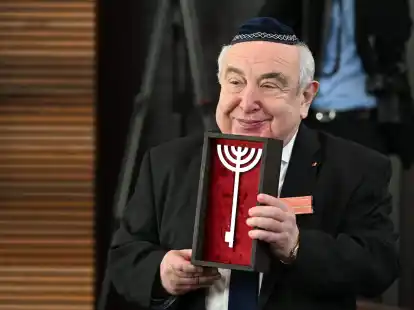 Einweihung der neu erbauten Synagoge in Dessau-Ro&szlig;lau. Alexander Wassermann, Vorsitzender der j&uuml;dischen Gemeinde Dessau, h&auml;lt einen symbolischen Schl&uuml;ssel zur Synagoge, in der Form einer Menora, in den H&auml;nden.