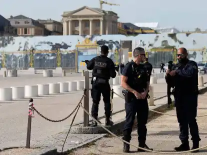 Franz&ouml;sische Polizisten bewachen den Eingang des Schlosses von Versailles nach einem Sicherheitsalarm.