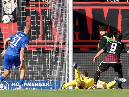 N&uuml;rnbergs Daichi Hayashi (r) erzielt das Tor zum 3:1.