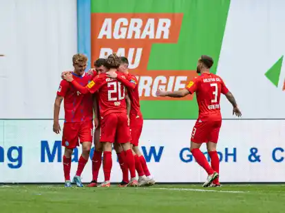 Holstein Kiel hat in Rostock das Spiel gedreht und 3:1 gewonnen.