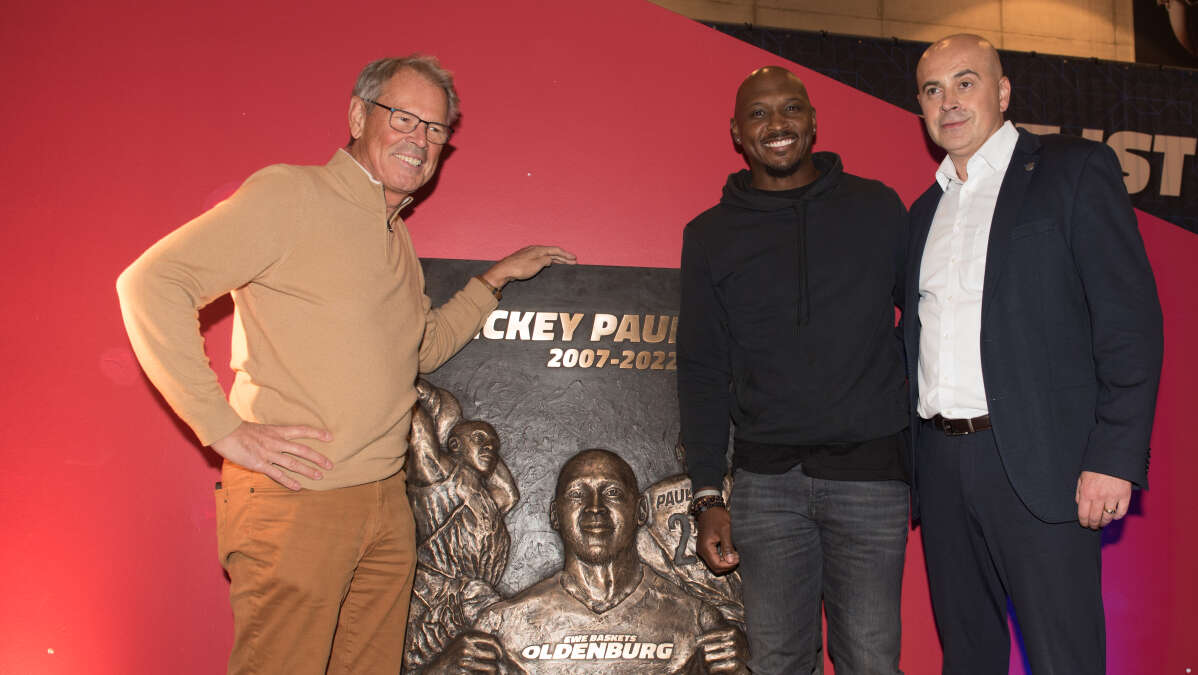 EWE Baskets Oldenburg ehren Rickey Paulding mit BronzePlatte