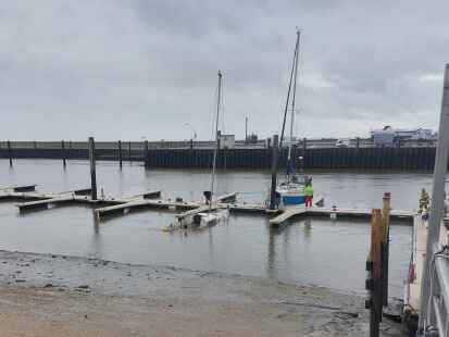 Ein Segelboot ist voll Wasser gelaufen und auf Grund gesunken.