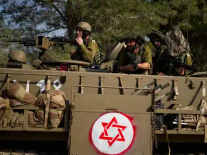 Israelische Soldaten fahren einen gepanzerten Mannschaftstransportwagen (APC) in der N&auml;he der Grenze zum Gazastreifen im S&uuml;den Israels.