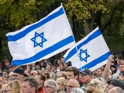 Teilnehmer der Kundgebung &bdquo;Aufstehen gegen Terror, Hass und Antisemitismus &ndash; in Solidarit&auml;t und Mitgef&uuml;hl mit Israel&ldquo; vor dem Brandenburger Tor in Berlin.