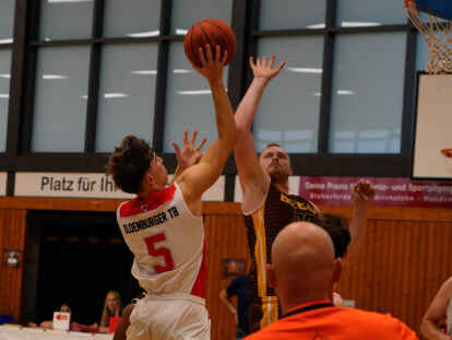 Mit neun Punkten war Fynn Lucas (wei&szlig;es Trikot, hier gegen Bargteheide) in Stade der zweitbeste OTB-Korbj&auml;ger.