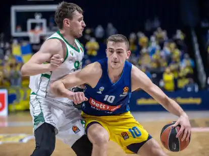 Albas Tim Schneider (r) im Zweikampf.