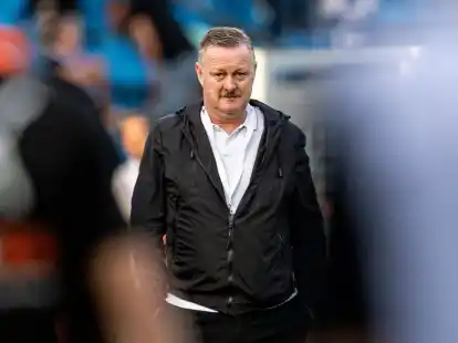 Gladbachs Sportdirektor Roland Virkus ist nach der Niederlage ver&auml;rgert.
