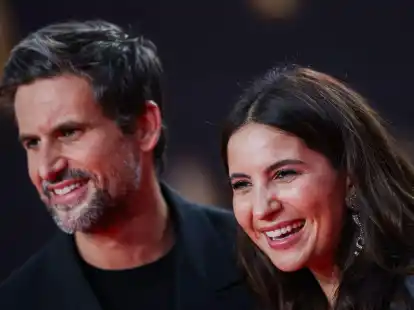 Tom Beck und Chryssanthi Kavazi bei der  Verleihung der Deutschen Fernsehpreise 2023.