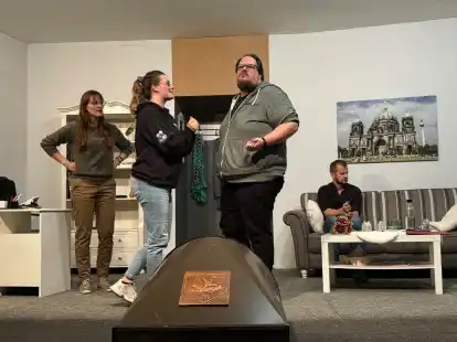 Szene aus &bdquo;Neurosen un Narzissen&ldquo;: Viel los in der &bdquo;Praxis&ldquo; der Schneiders.