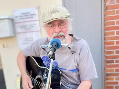 Musiker J&uuml;rgen Radojewski ist am 27. Oktober in Fulkum f&uuml;r ein Mitsingkonzert unterwegs.