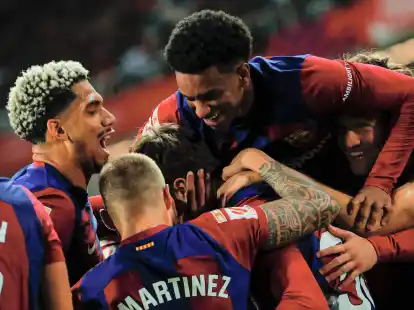 Barcelonas Jungstar Marc Guiu (M) wird von seinen Mannschaftskameraden gefeiert.