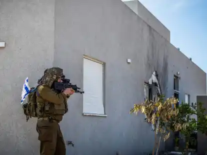 Ein israelischer Soldat patrouilliert nach dem Hamas-Anschlag in einem Gebiet der Stadt.