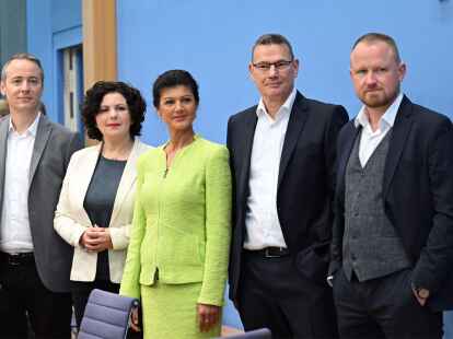 Die Vorstandsmitglieder des Vereins &laquo;B&uuml;ndnis Sahra Wagenknecht - F&uuml;r Vernunft und Gerechtigkeit&raquo;: Lukas Sch&ouml;n (l-r), Amira Mohamed Ali, Sarah Wagenknecht, Ralf Suikat und Christian Leye.
