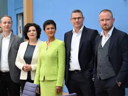 Die Vorstandsmitglieder des Vereins &laquo;B&uuml;ndnis Sahra Wagenknecht - F&uuml;r Vernunft und Gerechtigkeit&raquo;: Lukas Sch&ouml;n (l-r), Amira Mohamed Ali, Sarah Wagenknecht, Ralf Suikat und Christian Leye.