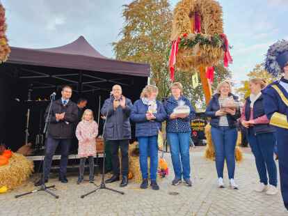 Pr&auml;mierung der sch&ouml;nsten Erntekrone auf dem Rasteder Herbstmarkt (von links): Kai K&uuml;pperbusch, &bdquo;Gl&uuml;cksfee&ldquo; Jonna, Holger Piwowar, Andrea Knutzen (Vorsitzende Ortsb&uuml;rgerverein Nethen), Elke Gerdes (Vorsitzende Ortsb&uuml;rgerverein Bekhausen, Heub&uuml;lt, Rastederberg, Wapeldorf),  Tanja Maichrzak (Vorsitzende Ortsverein Loy-Barghorn) und Lea Stigge (Schriftf&uuml;hrerin Orts Loy-Barghorn)