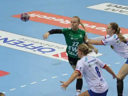 Mischte die Abwehr der HSG Blomberg-Lippe ordentlich auf: Oldenburgs Lotta R&ouml;pcke (in Gr&uuml;n)