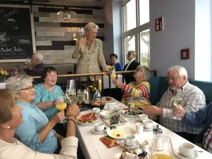 Renate Zerhusen prostet den Anwesenden zu.