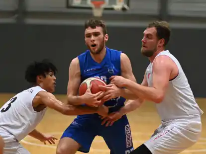 Hauteng dran waren die Youngster von Rasta Vechta &uuml;ber die gesamte Spielzeit an den Logabirumern: Hier doppeln sie den Ukrainer Akram Amirbekov.