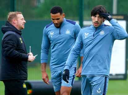 Sandro Tonali (r) beim Training von Newcastle United.