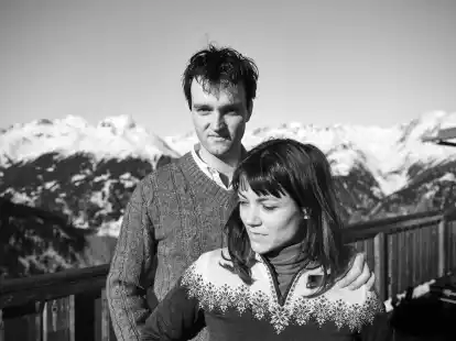 Jan B&uuml;low als Johannes und Olivia Ross als Pianistin Karin H&ouml;nig in einer Szene des Films 