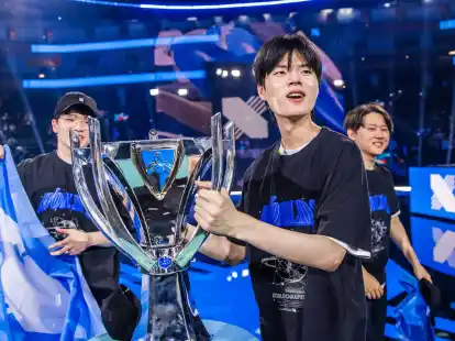 Dplus-Botlaner Deft (Mitte) bekommt bei der LoL-WM die Chance zur Titelverteidigung.