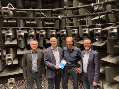 Treiben Innovationen aus der H&ouml;rforschung f&uuml;r den Alltag voran (v.li.): Ansgar Rudolph (Gesch&auml;ftsf&uuml;hrer &bdquo;Hearing4all&ldquo;), Prof. Dr. Dr. Birger Kollmeier (Universit&auml;t Oldenburg, Sprecher Exzellenzcluster &bdquo;Hearing4all&ldquo;), Dr. Jan Rennies Hochmuth (Gruppenleiter Pers&ouml;nliche H&ouml;rsysteme bei Fraunhofer) und Dr. Michael Buscherm&ouml;hle (Gesch&auml;ftsf&uuml;hrer des Klinischen Innovationszentrum f&uuml;r Medizintechnik) &ndash; hier im &bdquo;Virtuelle Realit&auml;ts-Labor&ldquo; im Forschungsgeb&auml;ude NeSSy der Universit&auml;t Oldenburg am K&uuml;pkersweg in Wechloy.