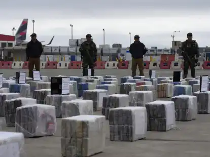 Beschlagnahmte Drogen auf der Polizeiflugbasis in Callao.