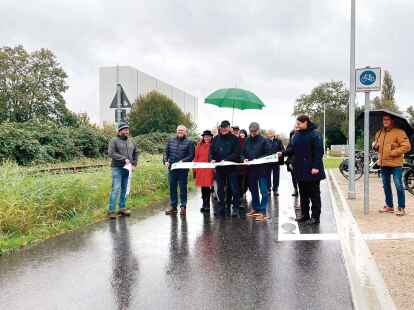 Torsten Neuhoff (2. v. l.) und OB Melf Grantz (Mitte) er&ouml;ffneten in Wulsdorf Bremerhavens erste Fahrradstra&szlig;e.