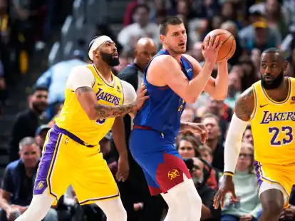 Nikola Jokic (M) von den Denver Nuggets gegen Anthony Davis (l) und LeBron James von den Los Angeles Lakers.