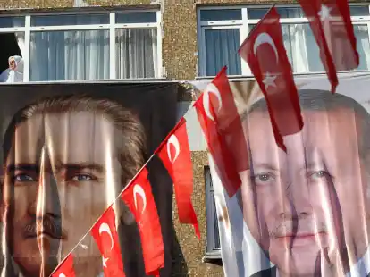 Kemal Atat&uuml;rk (l) hat die T&uuml;rkei 1923 gegr&uuml;ndet, heute steht Recep Tayyip Erdogan an der Spitze des Staates.