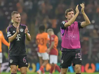 Die Bayern-Stars Joshua Kimmich (l) und Thomas M&uuml;ller bedanken sich nach dem Spiel in Istanbul bei den Fans.