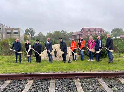 Den Spaten zum Neubau f&uuml;r das &Uuml;bungszentrum der Feuerwehrtechnischen Zentrale stachen Dirk Niemann (Landkreis Cloppenburg, von links), Kreisr&auml;tin Anne Tapken, Regierungsbrandmeister Udo Schwarz, Landrat Johann Wimberg, Kreisbrandmeister Arno Rauer, Viktor Kelm, Henning Diekmann, Petra Nienaber, Daniel Plate und Dieter Sch&uuml;tte (alle Landkreis Cloppenburg) in die Erde.