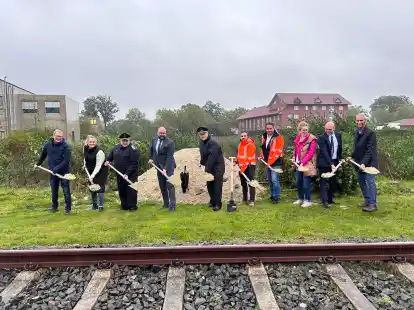 Den Spaten zum Neubau f&uuml;r das &Uuml;bungszentrum der Feuerwehrtechnischen Zentrale stachen Dirk Niemann (Landkreis Cloppenburg, von links), Kreisr&auml;tin Anne Tapken, Regierungsbrandmeister Udo Schwarz, Landrat Johann Wimberg, Kreisbrandmeister Arno Rauer, Viktor Kelm, Henning Diekmann, Petra Nienaber, Daniel Plate und Dieter Sch&uuml;tte (alle Landkreis Cloppenburg) in die Erde.