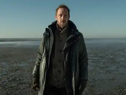 Larenz (Stephan Kampwirth) findet seinen Hund Sindbad tot im Wattenmeer.